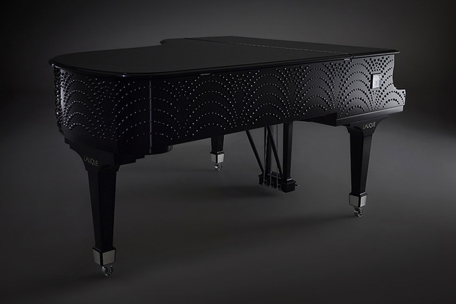 ����� Masque de Femme � ������ �������� ������������ ���� Lalique � �������� Steinway & Sons